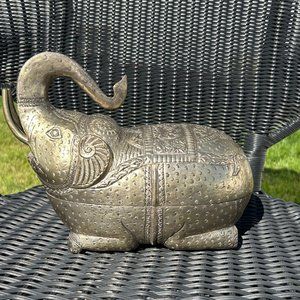 LARGE CAMBODIAN ELEPHANT, 900 SILVER BETEL NUT BOX